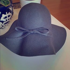 Women’s floppy hat
